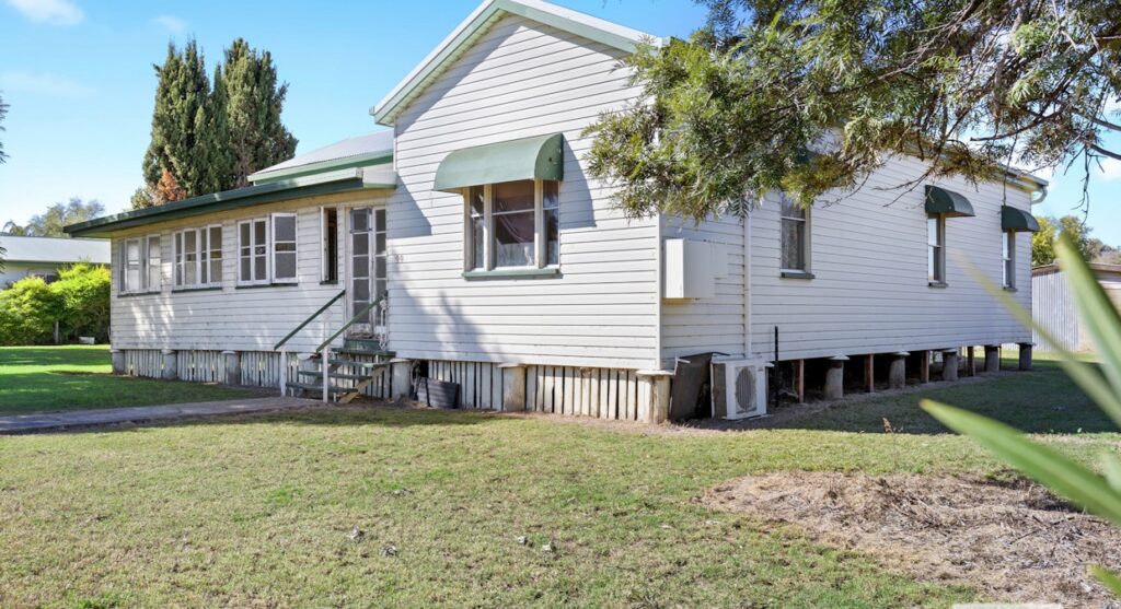 Seller of house in Inglewood, QLD property